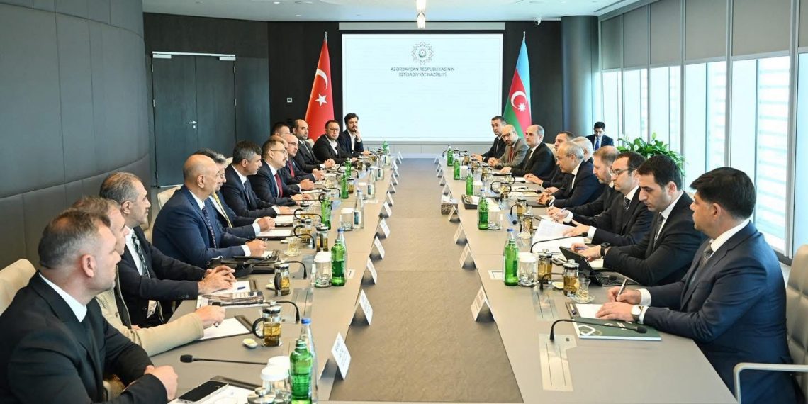 Valimiz Ercan Turan, beraberindeki kurum-kuruluş yetkilileri, odamızı temsilen yönetim kurulu başkanı Kamil Arslan ve iş insanlarıyla birlikte Azerbaycan Ekonomi Bakanı Mikayıl Cabbarov ile bir araya geldi